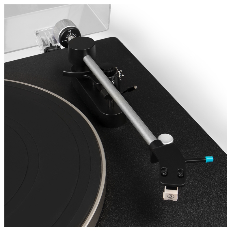 Blaupunkt TT 100 C Plattenspieler mit gefederten Standfüßen und Deckel