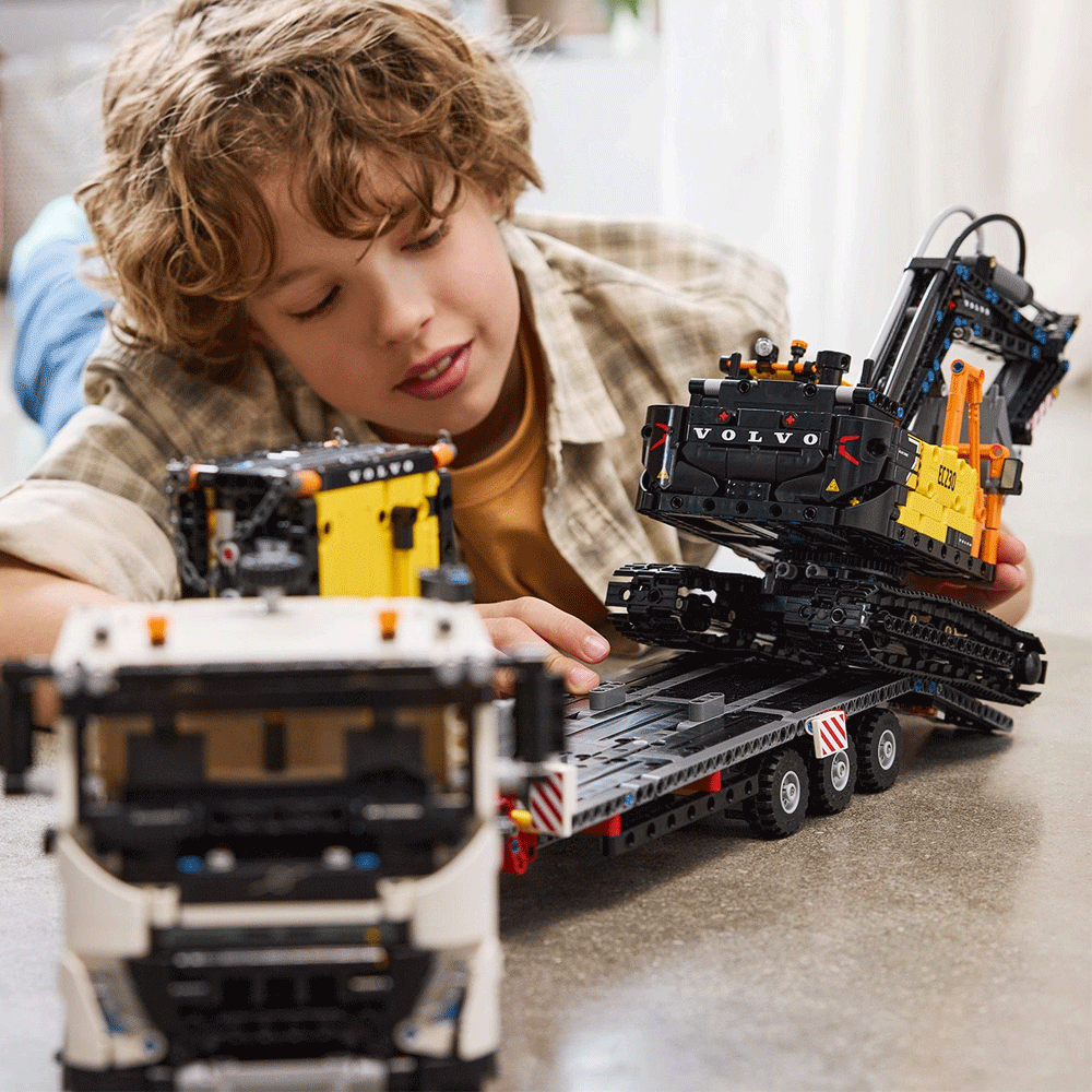 LEGO Technic - Volvo FMX LKW mit EC230 Electric Raupenbagger (42175)