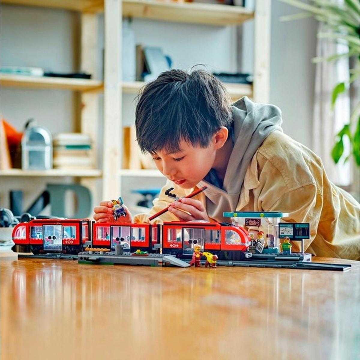 LEGO City - Straßenbahn mit Haltestelle (60423)