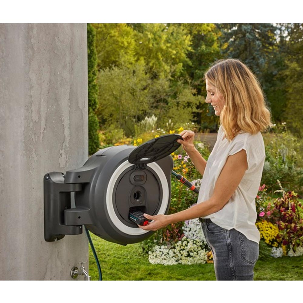 GARDENA 18642-55 Akku-Wand-Schlauchbox PowerRoll XL 18V P4A solo (weiß) 35 m